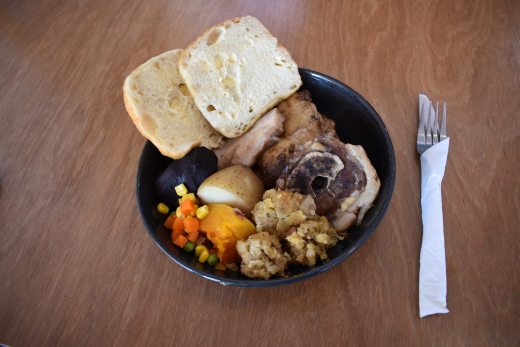ニュージーランド マオリの伝統料理 ハンギ Hangi お味は ペンギンブログ